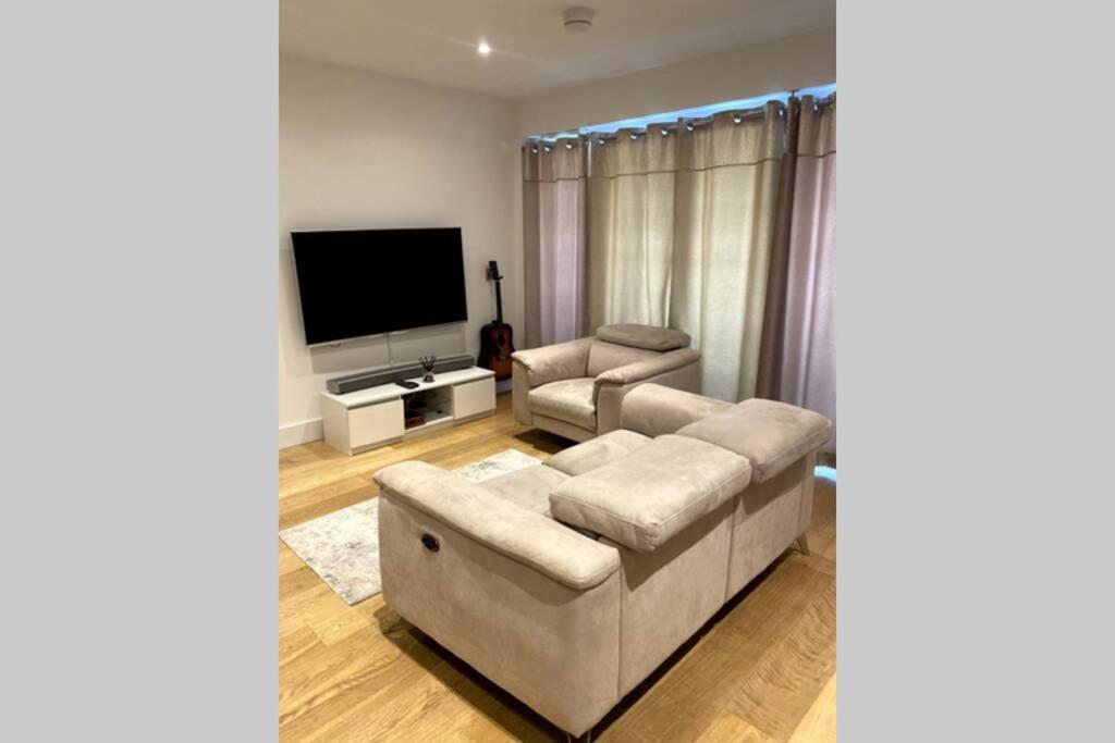 Luxury 1 Bedroom Apartment With Netflix & Parking Μπόρχαμγουντ Εξωτερικό φωτογραφία