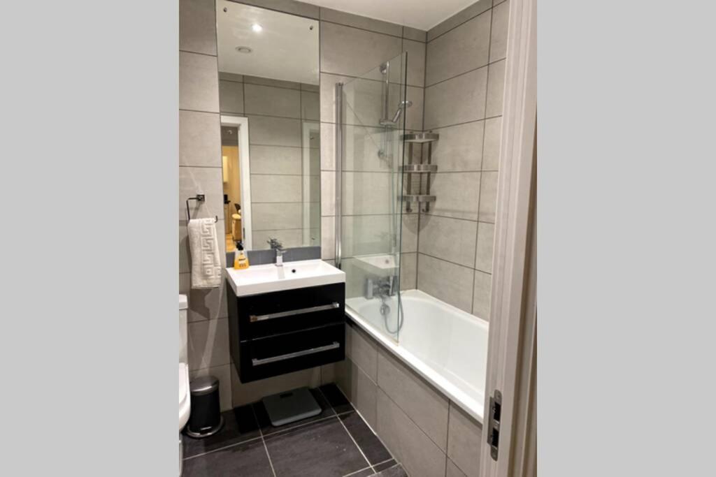 Luxury 1 Bedroom Apartment With Netflix & Parking Μπόρχαμγουντ Εξωτερικό φωτογραφία